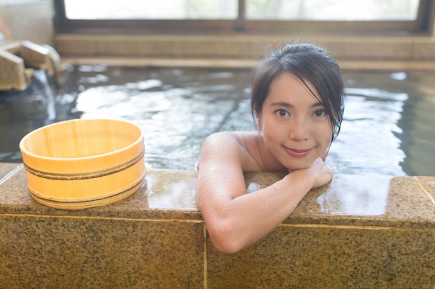 日本の温泉を持つ女性