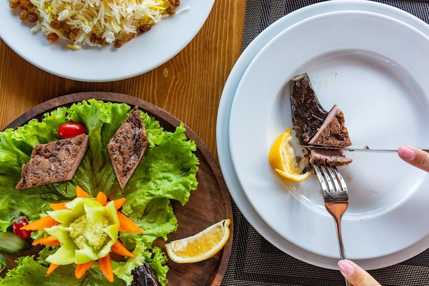 カフェで昼食をとっている女性