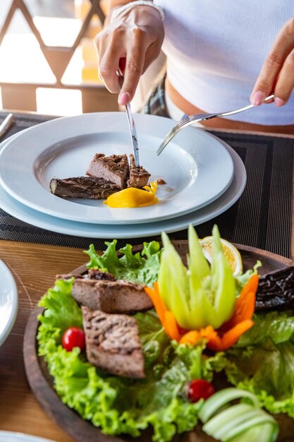 カフェで昼食をとっている女性