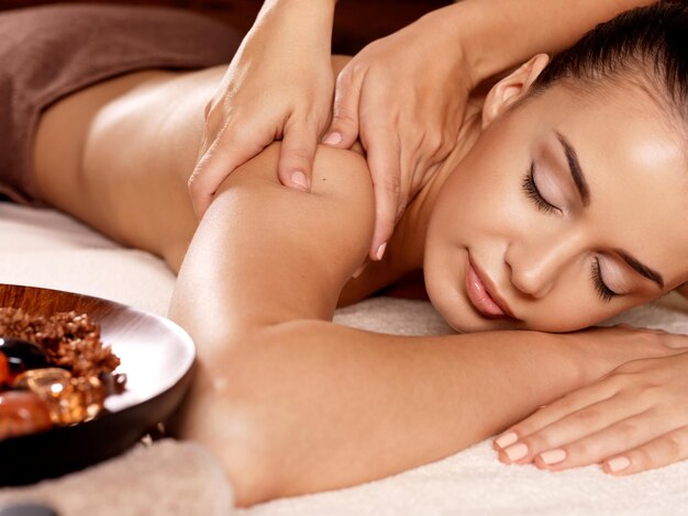 Photo woman having massage in the spa salon