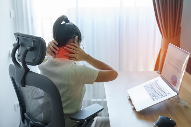 写真 線維筋痛症リウマチ肩甲骨痛オフィス症候群と人間工学的概念により、職場での長時間の作業中に首と肩の痛みを持つ女性