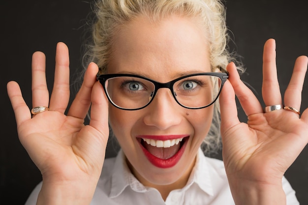 Photo woman having new glasses