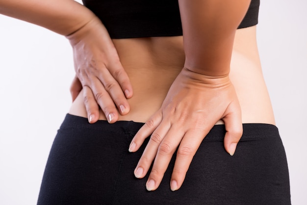 여자는 다시 부상에 통증이. 건강 관리 및 허리 통증 개념입니다.