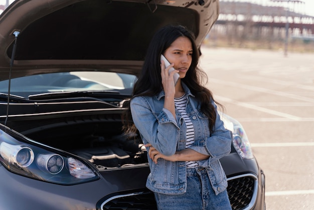 Photo woman having a problem with her car