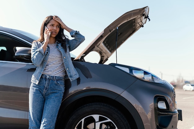 Foto donna che ha un problema con la sua auto