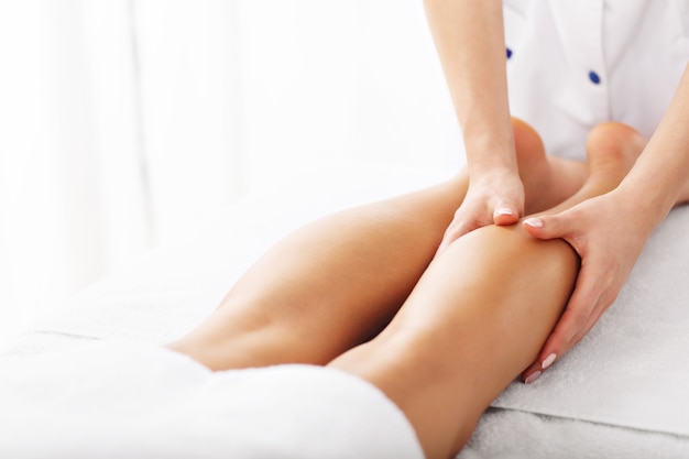 Una donna sottoposta a terapia professionale per le gambe