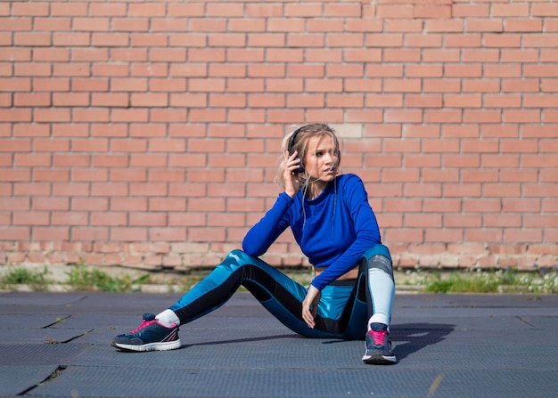 Photo woman having rest after workout outdoor