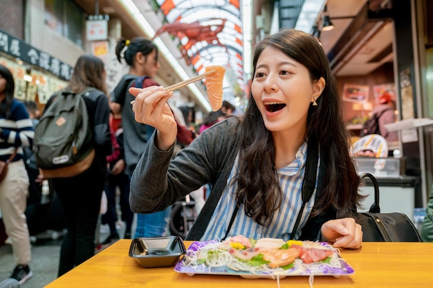 Photo woman having salmon in market