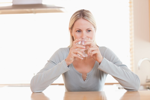 Foto donna che beve un sorso d'acqua