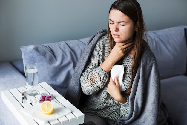 Photo woman having sore throat