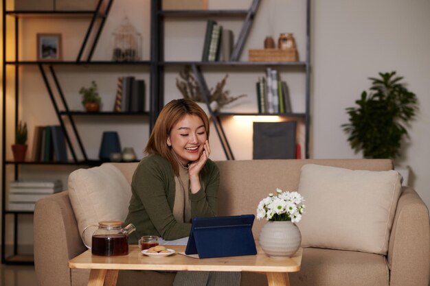 お茶と自家製クッキーを持っている女性