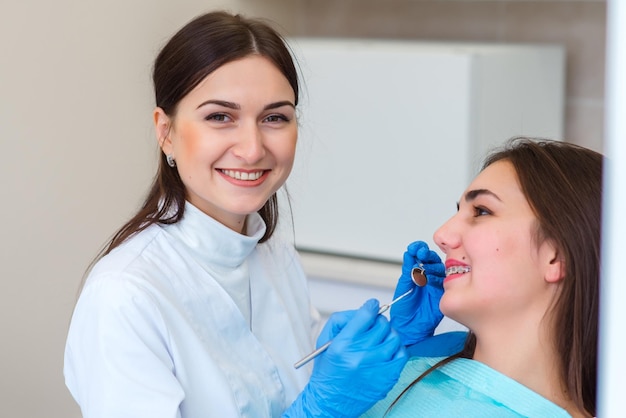 Foto donna che ha i denti esaminati presso i dentisti