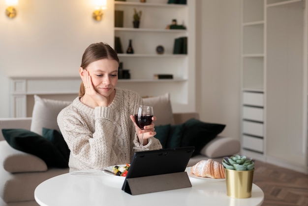 Foto donna che ha un appuntamento virtuale