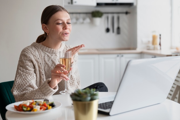 Foto donna che ha un appuntamento virtuale