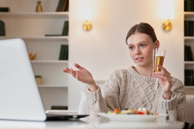 Foto donna che ha un appuntamento virtuale