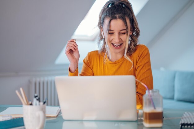 집에서 일하는 동안 노트북으로 웹 통화를 하는 여성