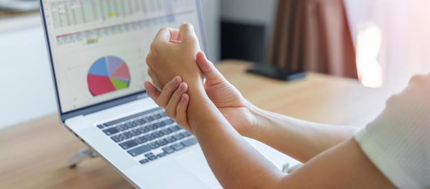 직장에서 오랜 시간 동안 노트북 컴퓨터와 마우스를 사용할 때 손목 통증이 있는 여성 De Quervain의 건초염 류머티즘 인체 공학적 손목 터널 증후군 또는 사무실 증후군 개념