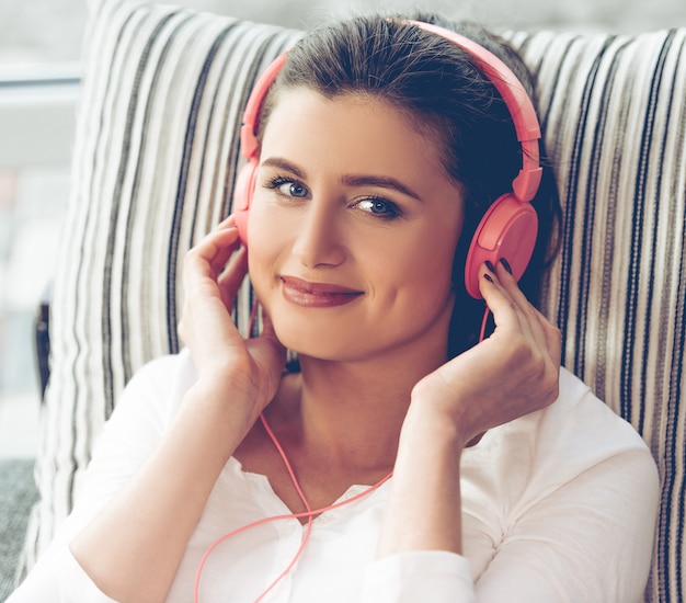 Woman in headphones listening to music.