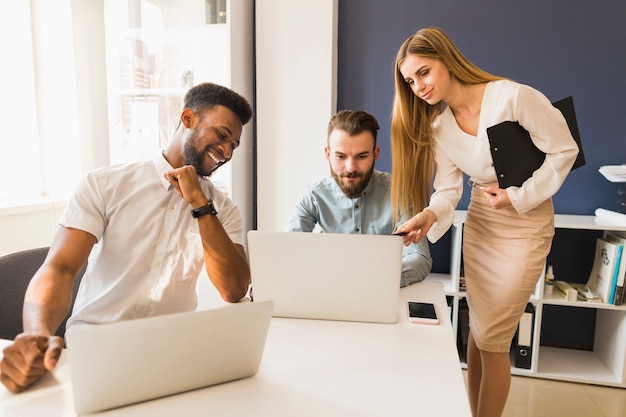 Photo woman helping men with project