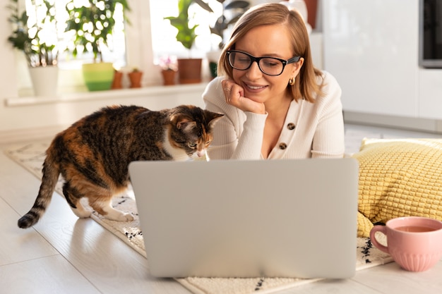 家族とビデオチャットで話している女性と彼女の猫