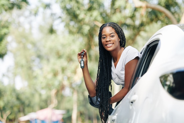 女性と彼女の新しい車