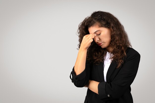 Photo woman hiding face with her hand in despair