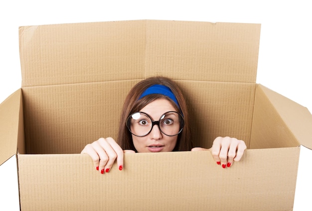 Photo woman hiding in a moving box