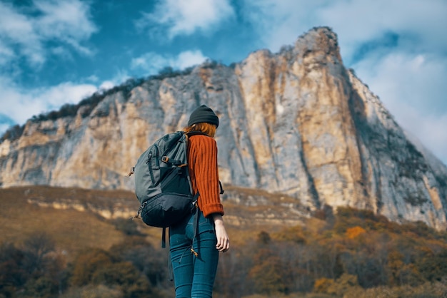 Женщина-туристка восхищается природой, путешествует по скалистым горам