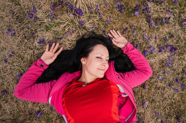 Foto una donna escursionista si diverte con la fioritura dello zafferano nei carpati