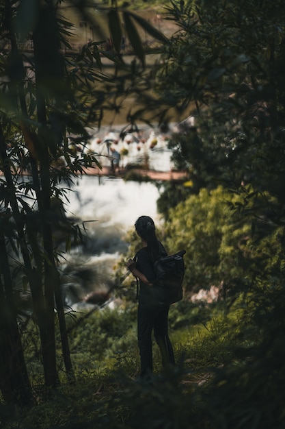 Photo woman hiker exploring jungle in sa pa vietnam