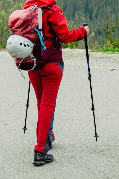 女性ハイカー ハイキング バックパッカー旅行者キャンピングカー国立公園の道を歩く