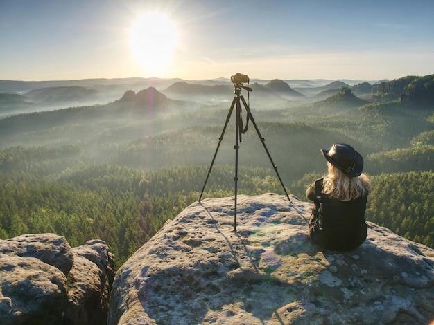 Foto escursionista donna con cappello di pelle conquista la vetta più alta escursionista donna che viaggia da sola in stile escursionista hipster