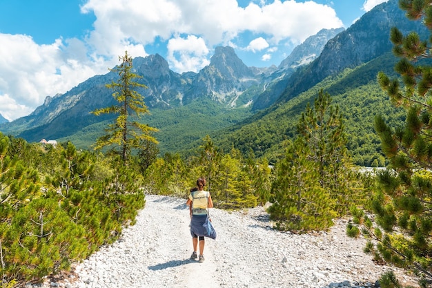 写真 木の隣のヴァルボーナ渓谷を歩く女性ハイカー テス国立公園 アルバニア アルプス アルバニア