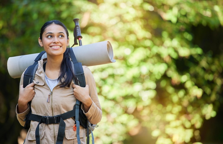 Photo woman hiking and backpacking for spiritual adventure trekking or camping in the nature outdoors happy female traveler or hiker with backpack equipment for travel explore or journey in the forest