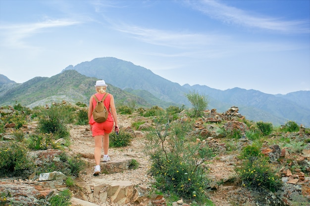 山でのハイキングの女性旅行ライフスタイルアドベンチャーコンセプト