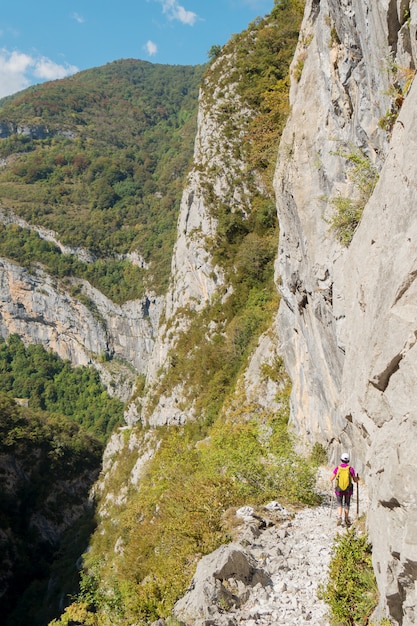 Foto donna che fa un'escursione sul percorso del maturo nei pirenei