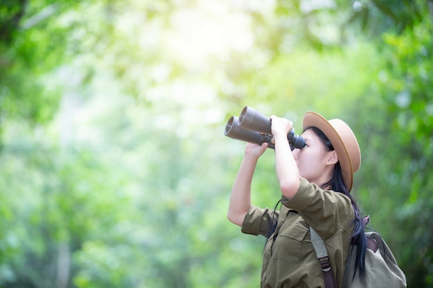 女性ハイキング望遠鏡ハイキング。