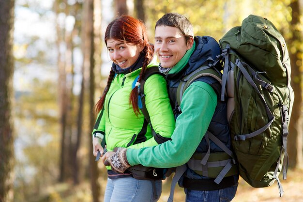 男性とのハイキング旅行の女性