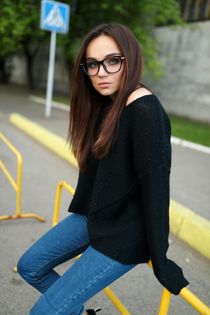 Photo woman hipster glasses summer in the city the concept of lifestyle and fashion