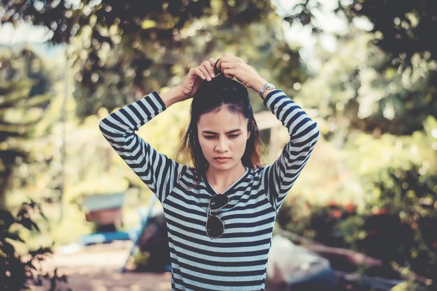 Foto pantaloni a vita bassa della donna con gli occhiali da sole stile di stile di vita di concetto.