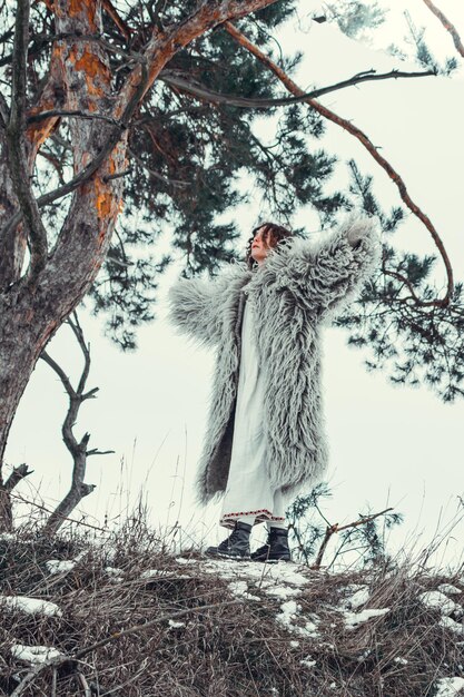 Foto donna in cappotto di pelle di pecora gunia abbigliamento invernale ucraino storico