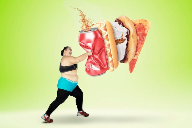 Photo woman hits fast foods and soft drink