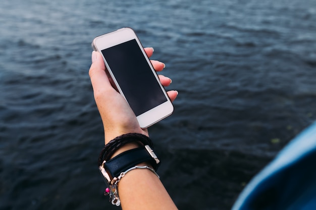 Photo woman hold cellphone with large screen