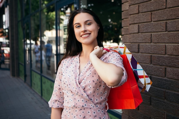 買い物をした後、女性はたくさんのバッグを持っています