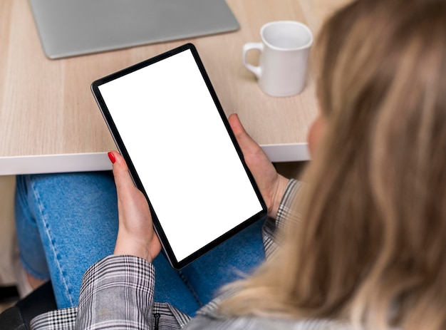 写真 空白のタブレットを保持している女性