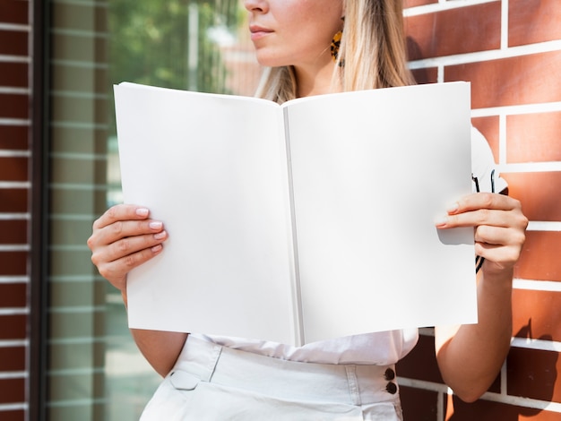 写真 モックアップ雑誌を保持している女性