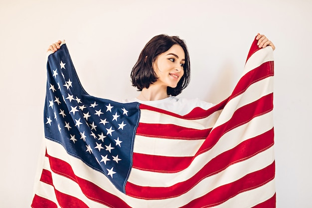 사진 여자가 미국 국기를 들고