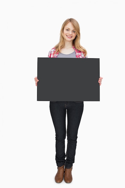 Photo woman holding a black board