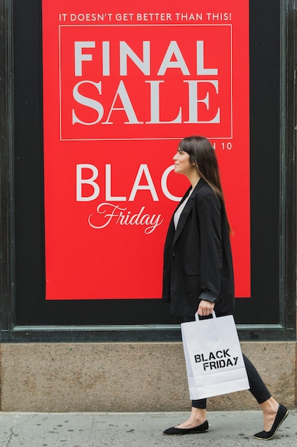 Foto donna che tiene una borsa della spesa del venerdì nero