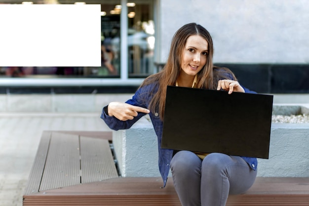 Foto donna in possesso di una lavagna vuota copia spazio per il tuo annuncio o testo